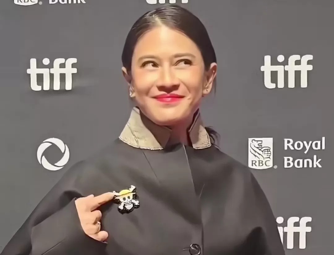 Dian Sastro tampil elegan dengan pin One Piece saat menghadiri Toronto International Film Festival (TIFF) 2025.