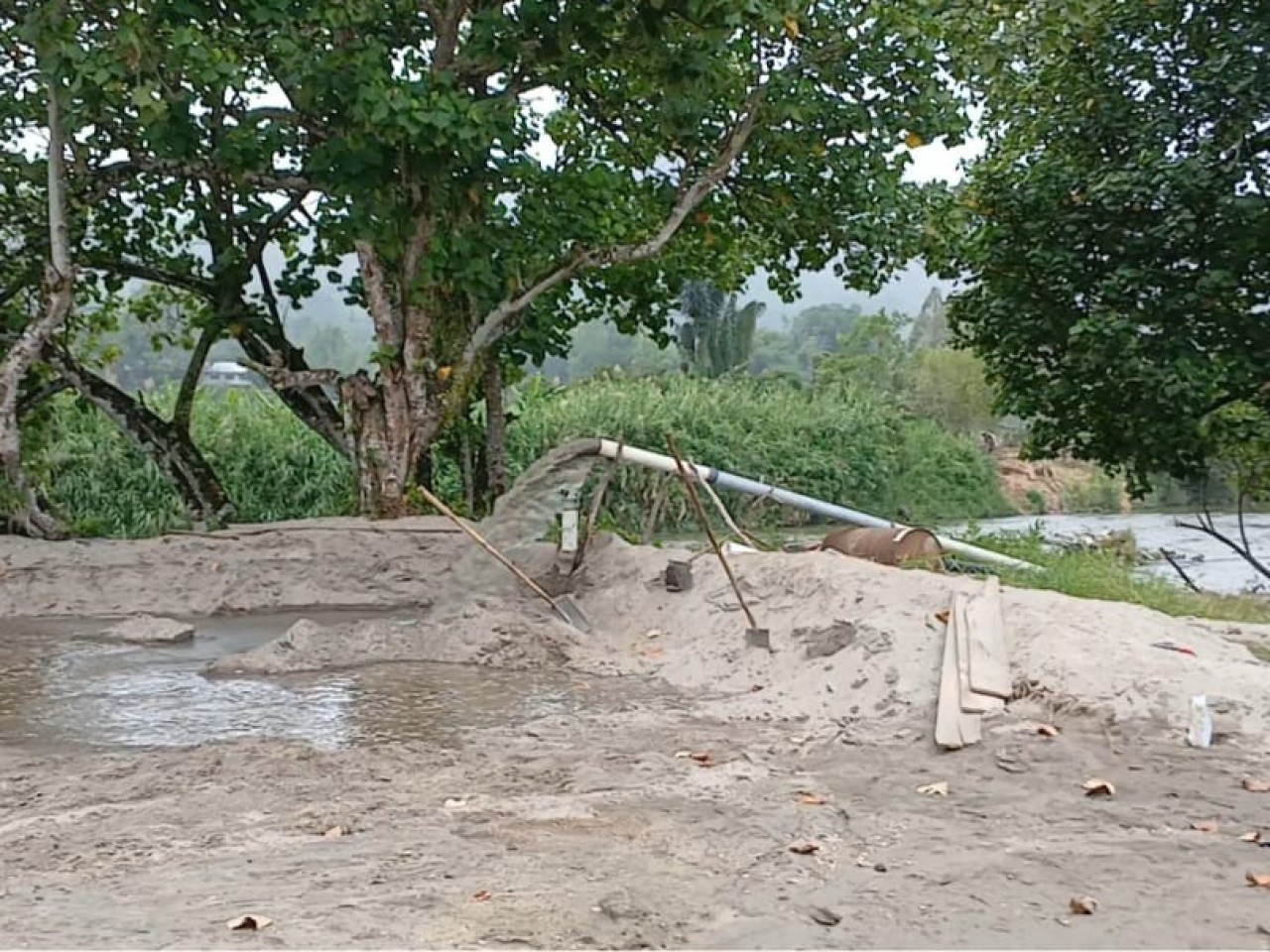 Salah satu tangkahan tambang pasir di sungai natumandi Di Kecamatan Siatas Barita diduga tidak berijin, beroperasi dengan mesin penyedot pasir.