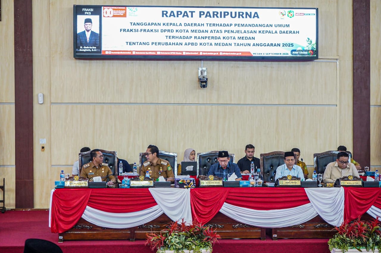 Suasana rapat paripurna DPRD Medan soal perubahan APBD 2025 yang dihadiri wali kota dan wakil wali kota pada Senin (8/9) di gedung dewan.