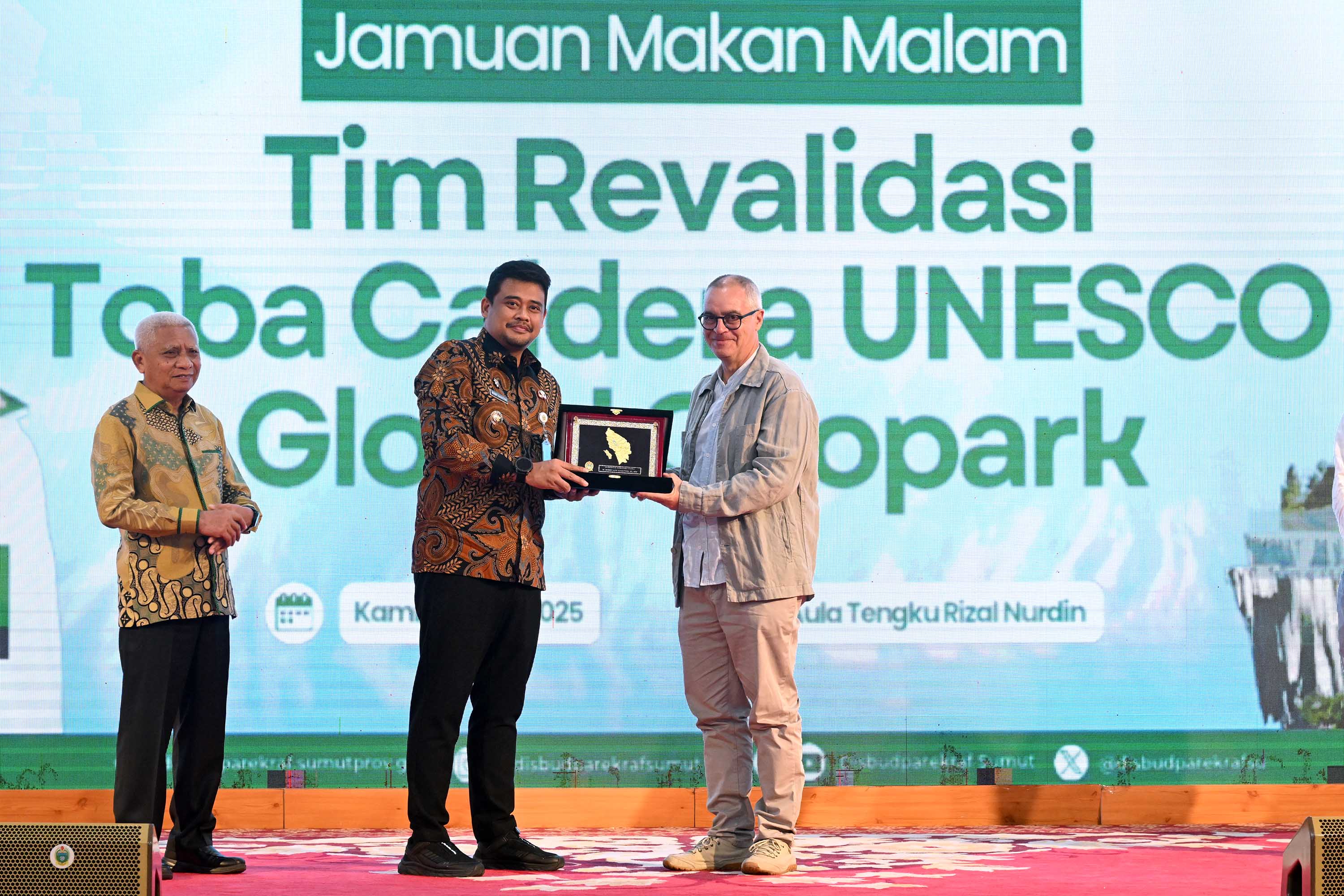 Gubsu Bobby Nasution diabadikan dengan Tim Revalidasi Kaldera Toba UNESCO Global Geopark di Aula Tengku Rizal Nurdin, Rumah Dinas Gubsu Jalan Sudirman No.41, Medan, baru-baru ini.