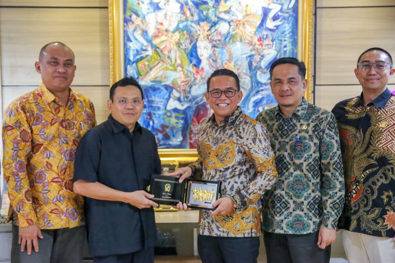 Wakil Walikota Medan H. Zakiyuddin Harahap bersama Dirjen Perlindungan Kebudayaan dan Tradisi, Dr. Restu Gunawan, usai membahas rencana revitalisasi Taman Budaya Medan.