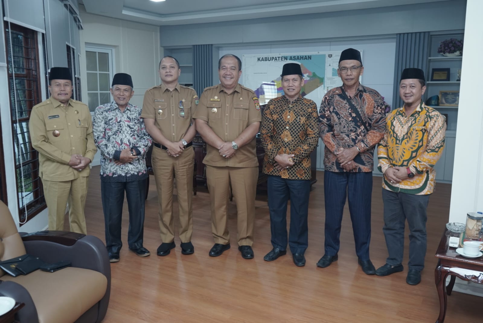 Bupati Asahan Taufik Zainal Abidin saat menerima audiensi PD Muhammadiyah Asahan di Rumah Dinas Bupati, Senin (8/9/2025).