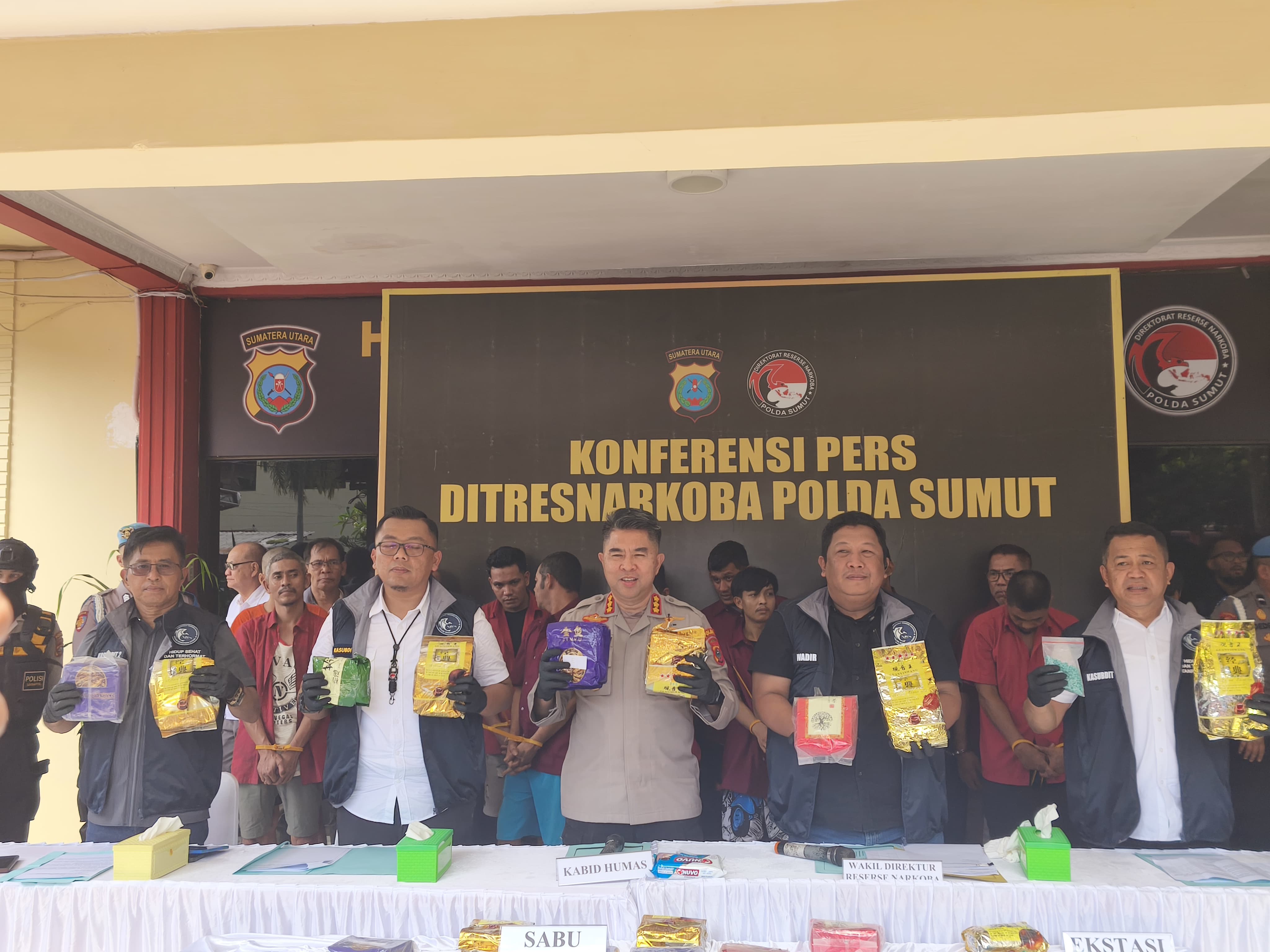 Direktorat Resnarkoba Polda Sumut saat konferensi pers pengungkapan 114 kasus narkoba periode Juli&ndash;September 2025.