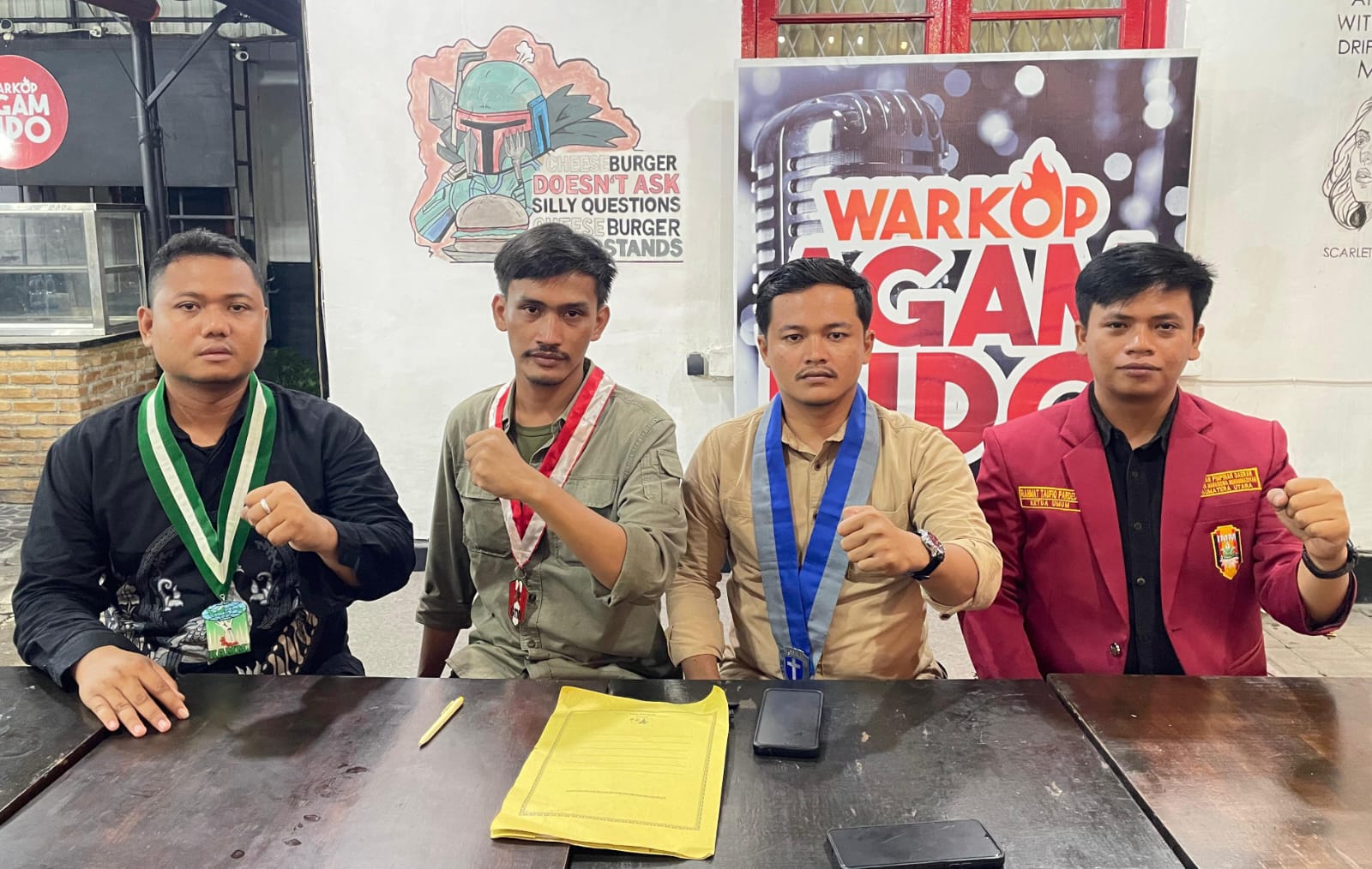 (Dari kiri ke kanan): Irham Saddani Rambe, Armando Kurniawan Sitompul, Crisye Sitorus, dan Rahmat Taufiq Pardede diabadikan bersama usai memberi keterangan pers, Sabtu (13/9/2025).