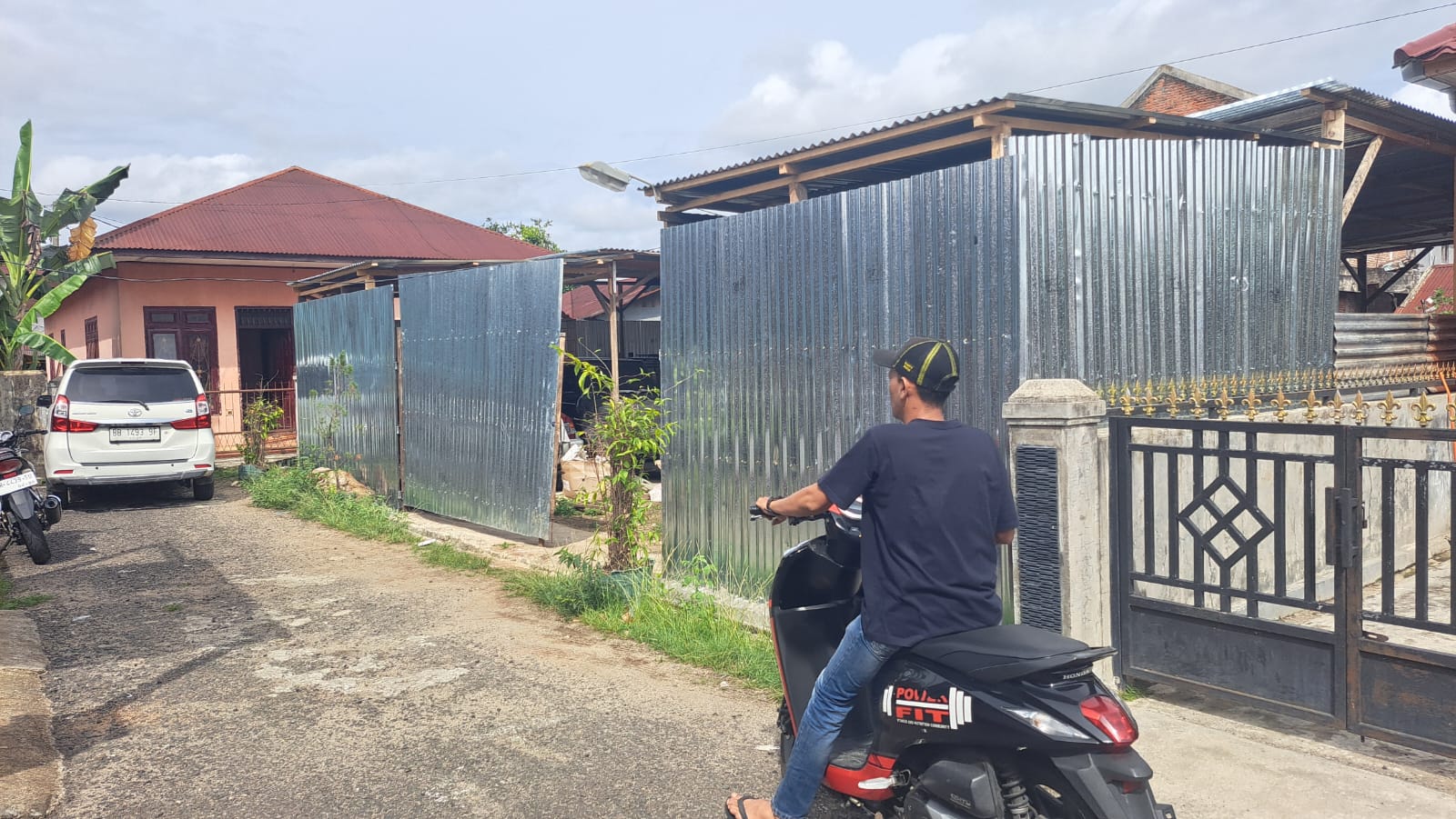 Gudang milik Romeo yang dijadikan bengkel di ujung gang sempit di Gang Sarasi III, Kelurahan Tanobato, Kecamatan Padangsidimpuan Utara, Kota Padangsidimpuan. (Samman/MetroDaily)
