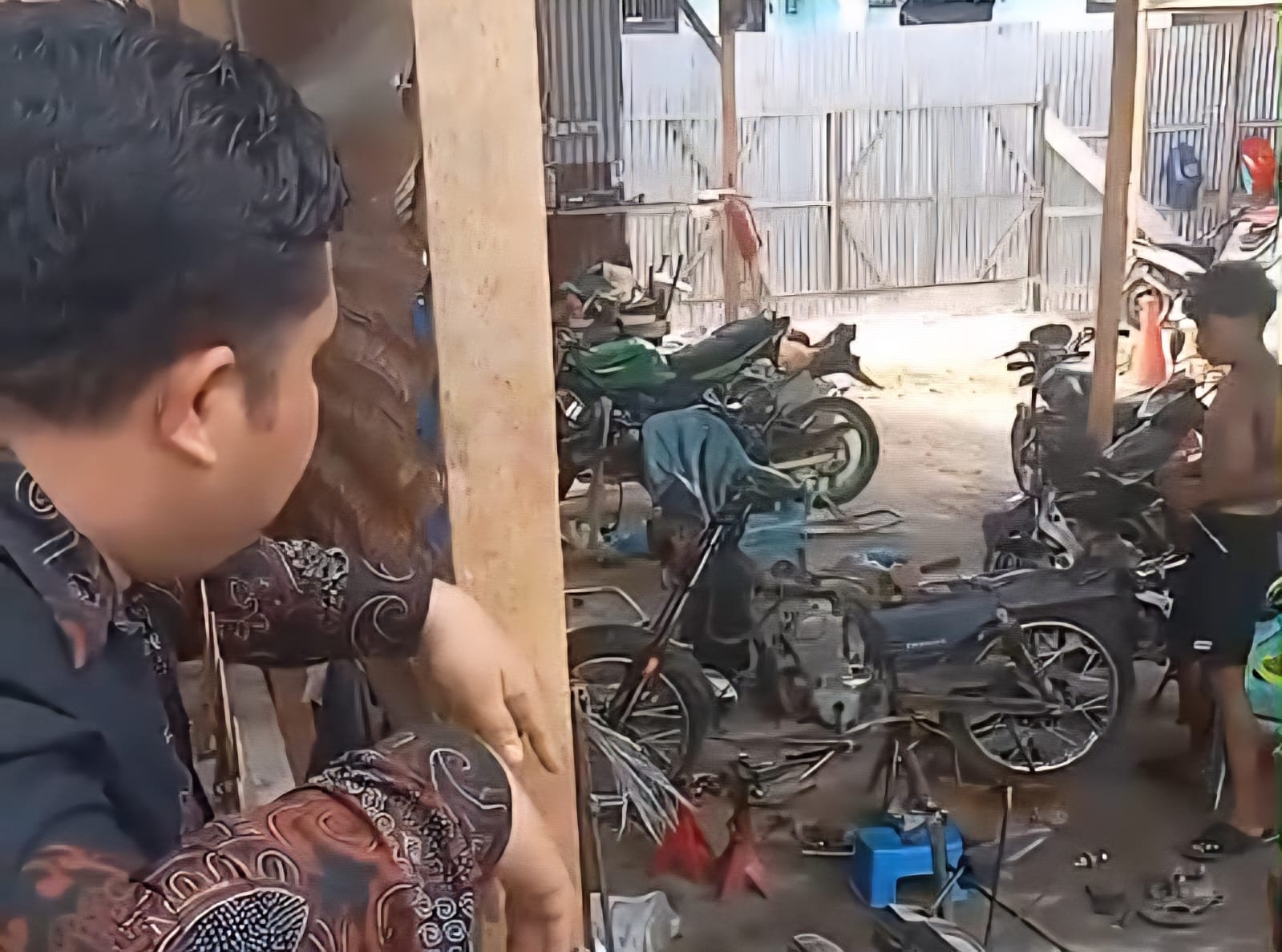 Warga menegur pekerja bengkel di gudang milik Romeo di Gang Sarasi III, Kelurahan Tanobato, Kecamatan Padangsidimpuan Utara, Kota Padangsidimpuan. (Ist)
