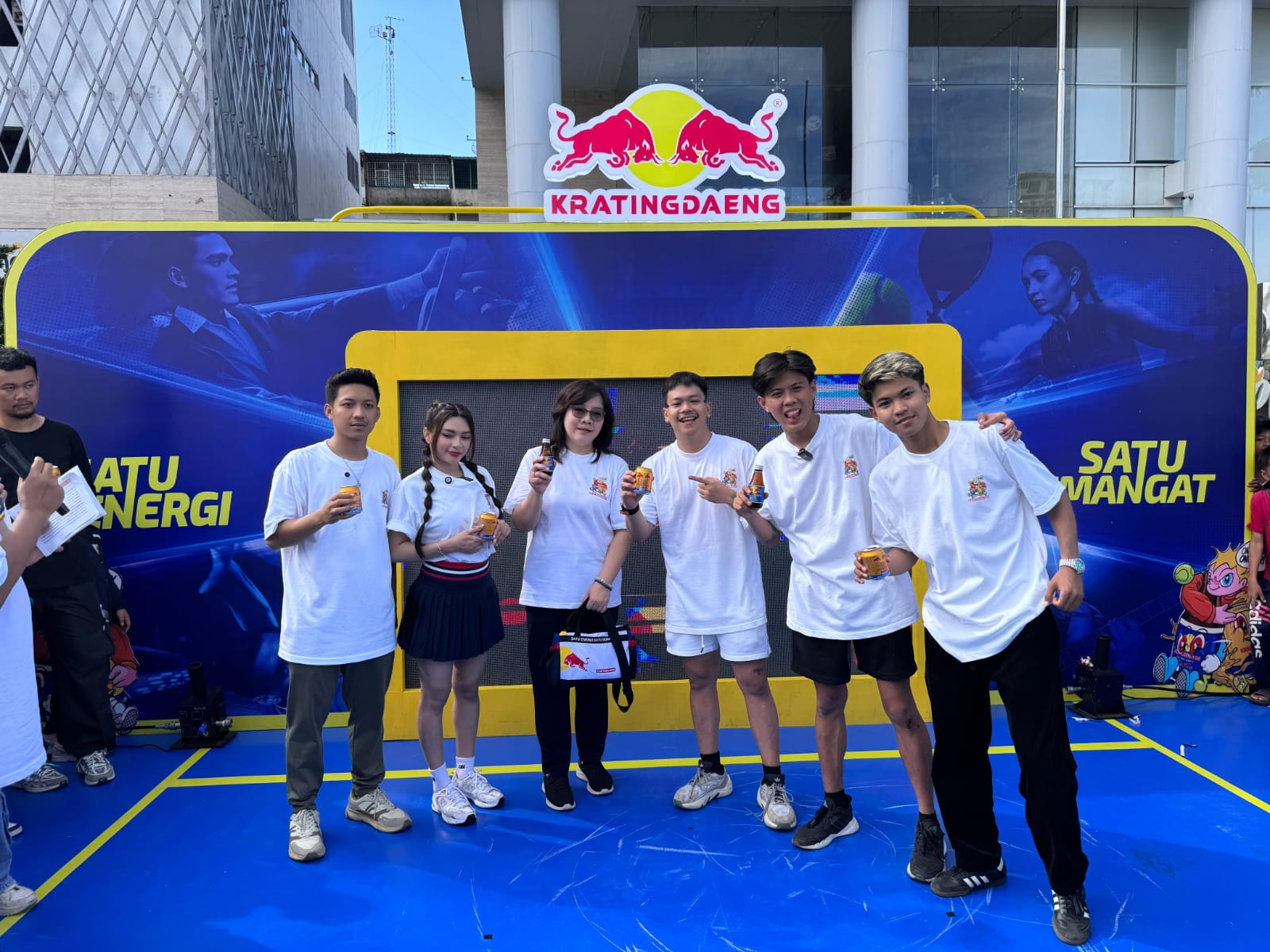 Head of Marketing PT Aktif Energi&nbsp;Indonesia, Winny Irawati (tiga dari kiri) diabadikan dalam kampanye nasional Kratingdaeng di seputaran Lapangan Merdeka Medan.
