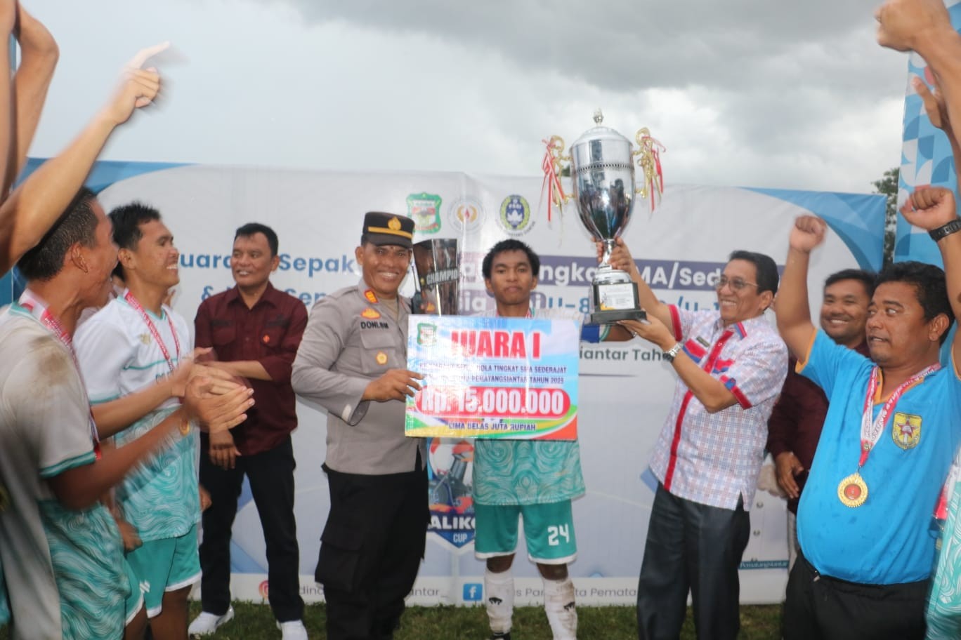 Penyerahan hadiah kepada juara 1 Turnamen Sepak Bola Antar Pelajar Piala Wali Kota Pematangsiantar 2025.