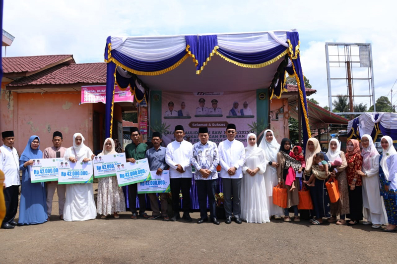 Bupati Tapsel H. Gus Irawan Pasaribu dan Wakil Bupati Tapsel hadiri Safari Maulid Nabi Muhammad SAW 1447 H, dirangkai pengajian BKMT Angkola Timur di Pasar Pargarutan, Kecamatan AngkolaTimur.