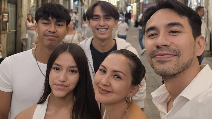 Donna Agnesia dan Darius Sinathrya melepas tiga anaknya sekolah di Portugal demi pendidikan dan cita-cita jadi pesepakbola.