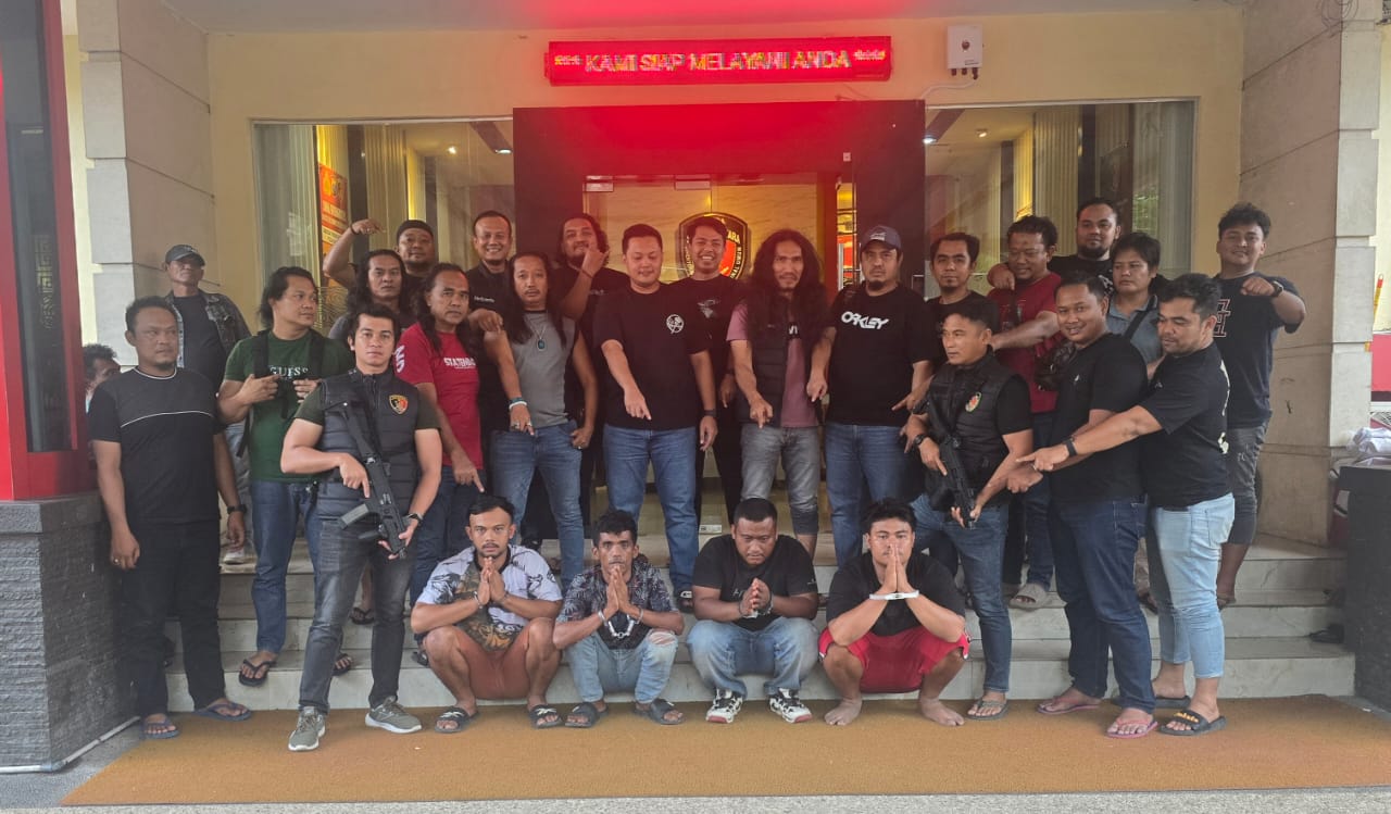 Para tersangka pembakaran alat berat di Asahan (jongkok) saat diamankan aparat kepolisian bersama barang bukti senjata api rakitan.