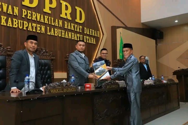 Bupati Labura Hendriyanto Sitorus bersama pimpinan DPRD menandatangani persetujuan Ranperda P-APBD 2025 dalam rapat paripurna, Jumat (12/9/2025).