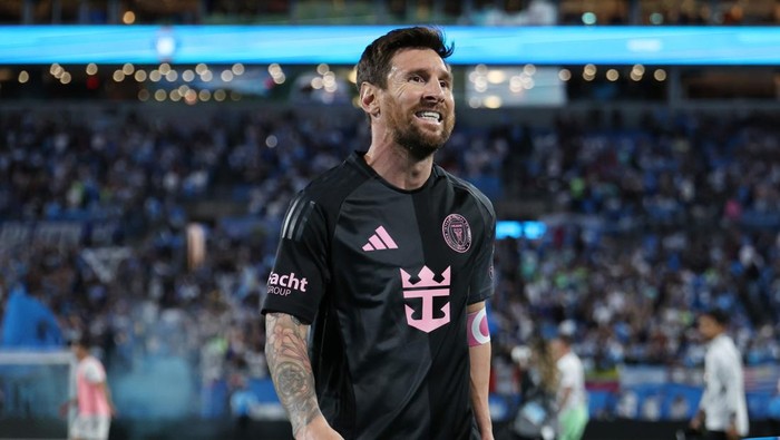 Lionel Messi gagal mengeksekusi penalti saat Inter Miami tumbang 0-3 dari Charlotte di Stadion Bank of America, Minggu (14/9) pagi WIB.