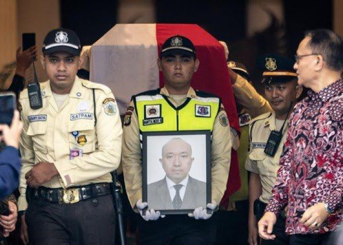 Polisi Peru menghadirkan lima tersangka pembunuhan diplomat Indonesia Zetro Purba dalam konferensi pers, lengkap dengan barang bukti senjata dan kendaraan.