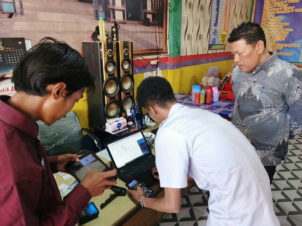 Wakil Wali Kota Sibolga, Pantas Maruba Lumban Tobing, meninjau pemasangan perdana Tapping Box di Warung Bakso Pak Min, Jumat (12/9/2025).