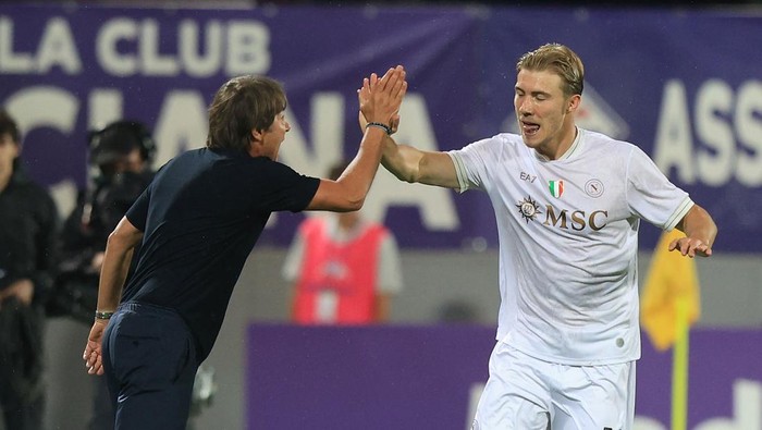 Rasmus Hojlund merayakan gol debutnya bersama Napoli di Serie A usai tinggalkan Manchester United.