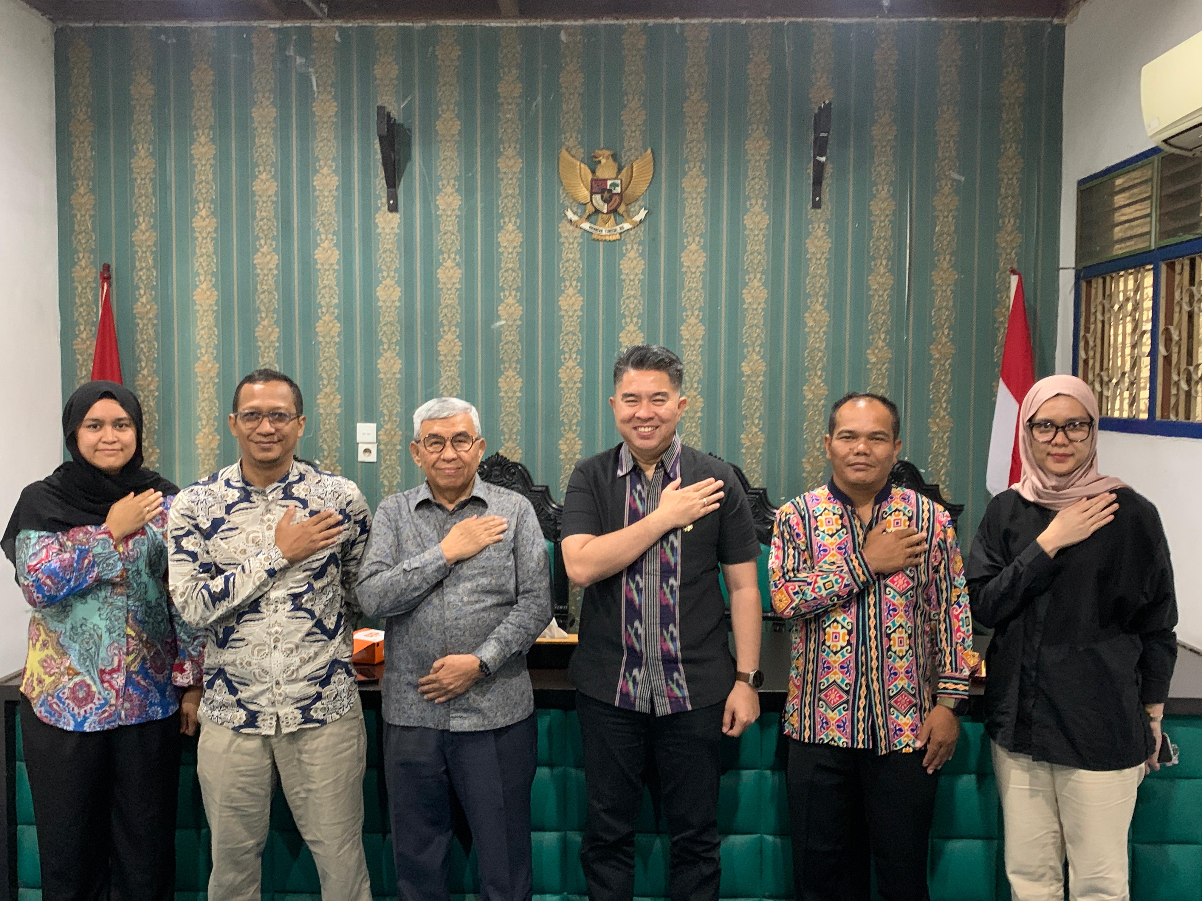 Bidhumas Polda Sumut foto bersama Ketua KIP Provsu seusai gelar koordinasi untuk tingkatkan transparansi informasi publik.