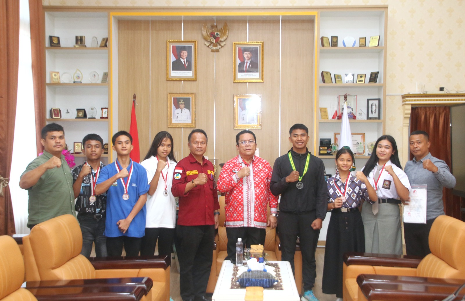 Wali Kota Siantar Wesly Silalahi, Ketua Dewan Guru Perguruan Kungfu Naga Sakti Indonesia Drs Risbon Sinaga dan para atlet.