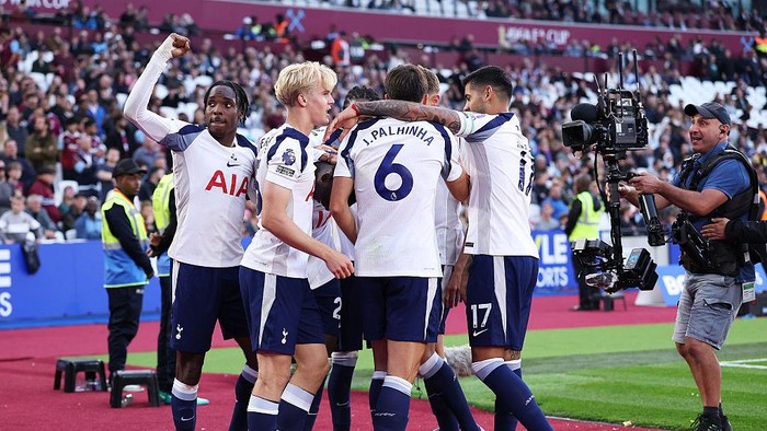 Para pemain Tottenham merayakan kemenangan telak 3-0 atas West Ham di Olympic Stadium, London.