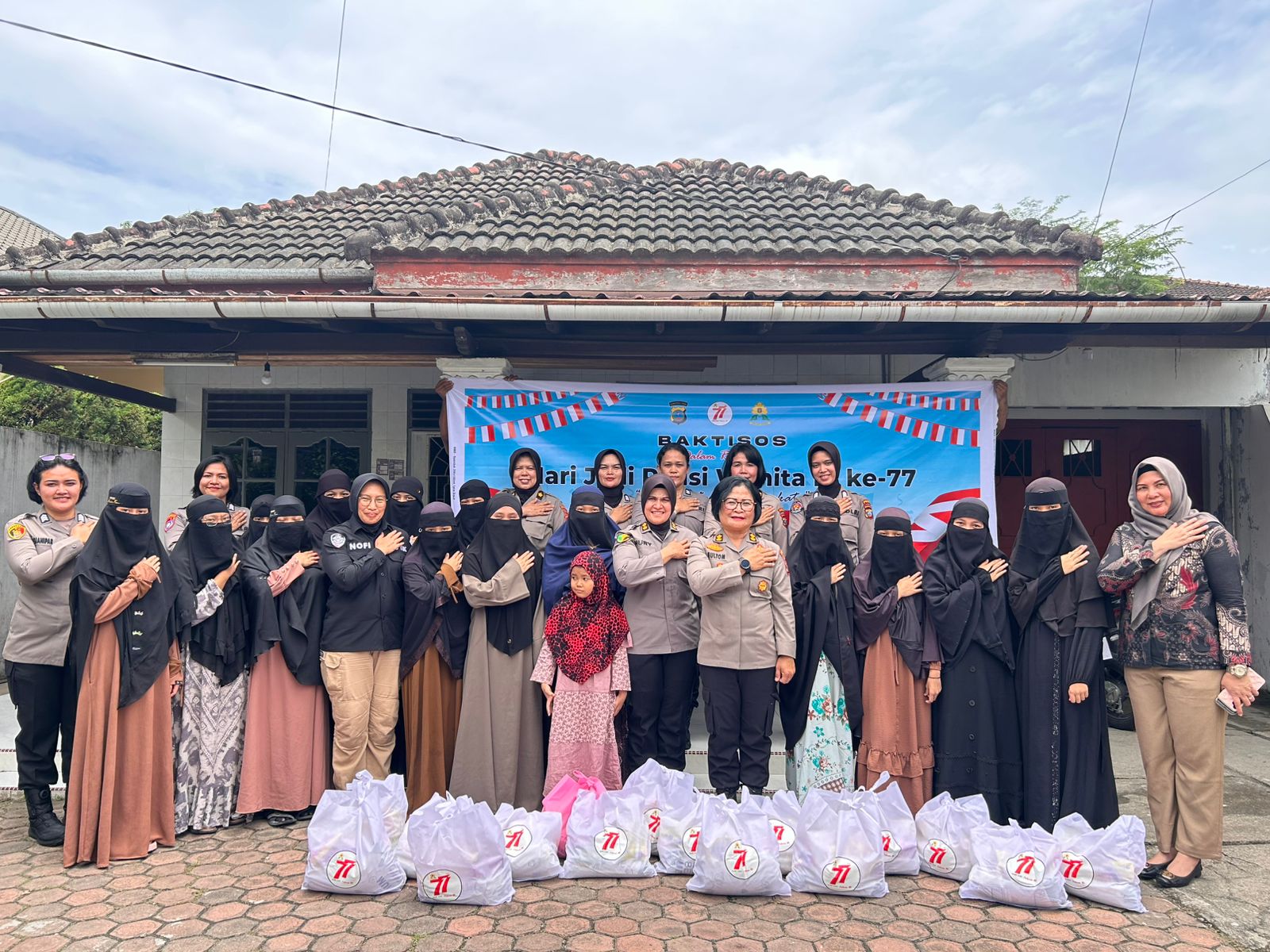 Pakor Polwan Polda Sumut, AKBP Gultom Rosmaida Feriana, menyerahkan bantuan sembako kepada anak-anak yatim piatu di Binjai Utara dan Deli Serdang.