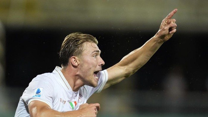 Rasmus Hojlund langsung cetak gol di laga debutnya bersama Napoli saat kalahkan Fiorentina 3-1 di Serie A.
