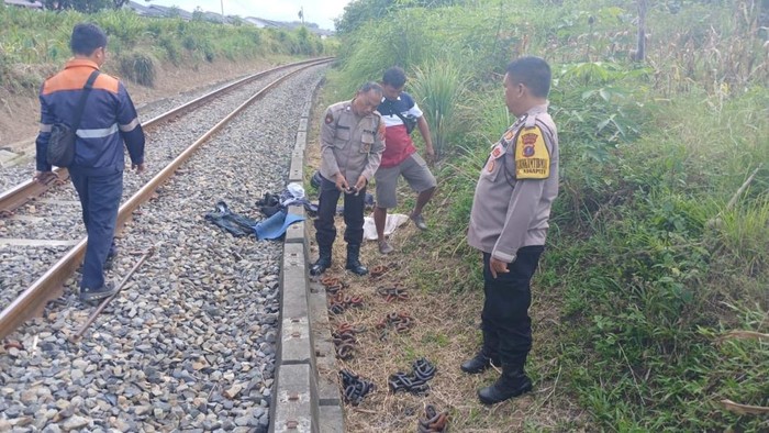 Polisi melakukan olah TKP di lokasi pencurian besi penambat rel di Pematangsiantar.