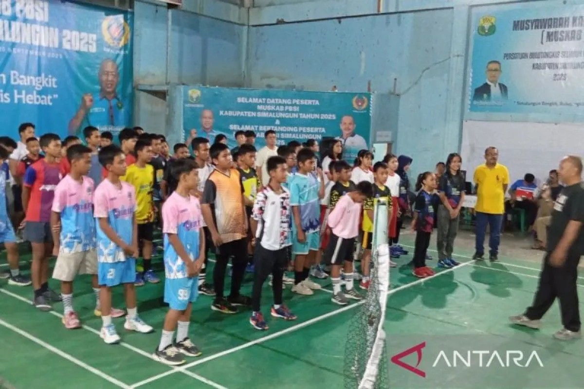 Ketua Pengkab PBSI Simalungun Saeli Hanedi memberi motivasi kepada peserta Kejurkab PBSI Simalungun 2025 yang diikuti ratusan pelajar SD-SMA, termasuk murid TK.