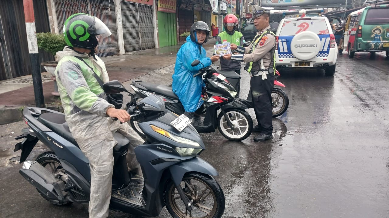 Sat Lantas Polres Pematangsiantar memberikan Dikmas Lantas Penling-Penluh kepada driver ojol di Jalan Vihara Siantar Square, Jumat (12/9).