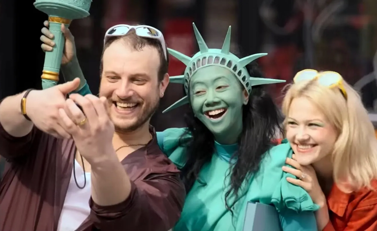Asri Welas tampil cosplay Patung Liberty di Times Square, New York, dan berhasil disawer pejalan kaki saat syuting Ratu Ratu Queens: The Series.