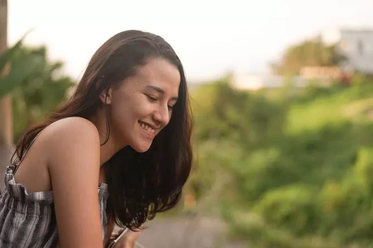 Dahlia Poland resmi ajukan gugatan cerai ke Fandy Christian, memilih tinggalkan rumah demi masa depan ketiga anak mereka.