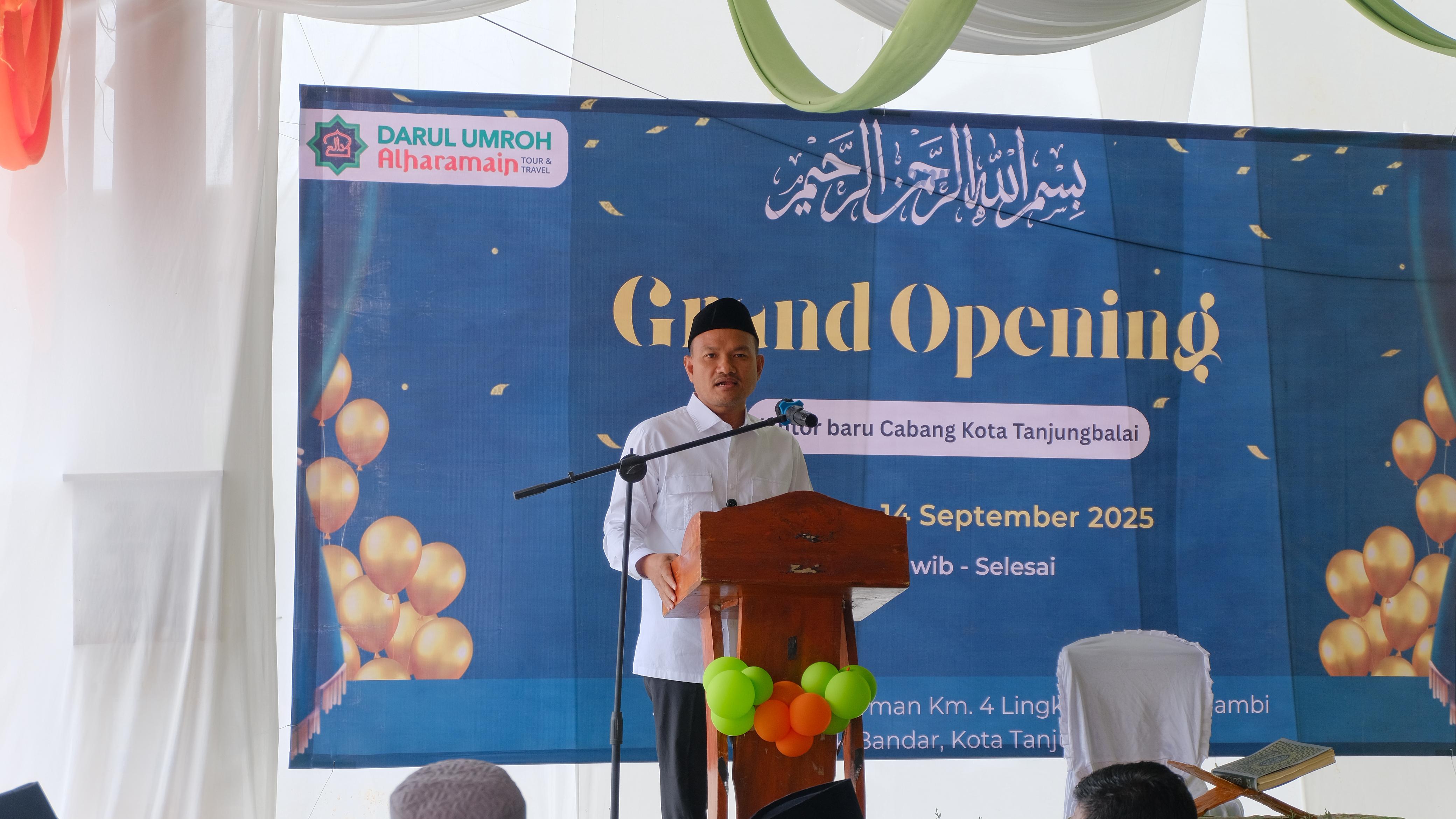 Wali Kota Tanjungbalai Mahyaruddin Salim B meresmikan Kantor Cabang PT Darul Umroh Alharamain di Kota Tanjungbalai, Minggu (14/9).