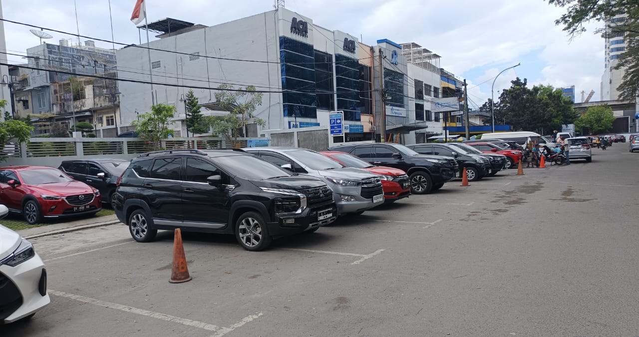 Penampakan kendaraan roda empat parkir di seputaran kawasan Lapangan Merdeka Medan, beberapa waktu lalu.