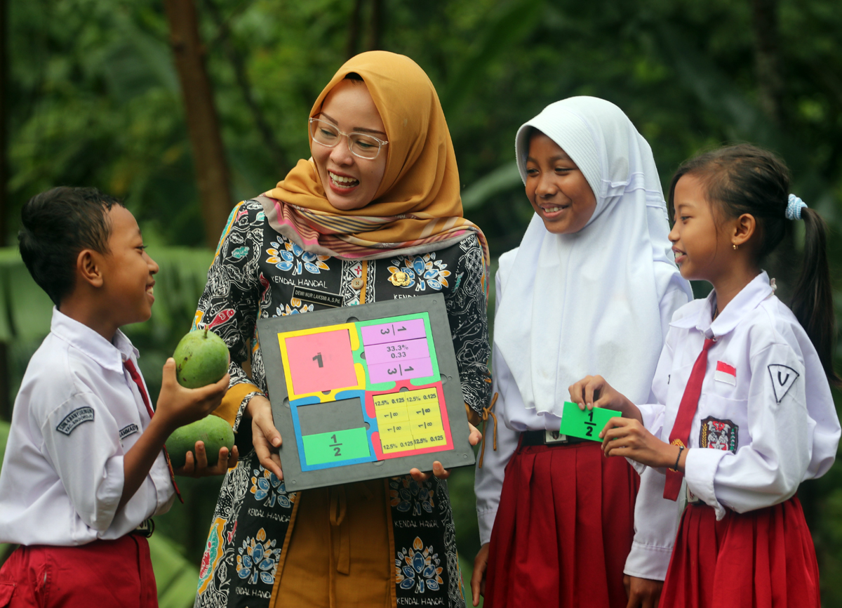 Ilustrasi guru dan siswa Sekolah Dasar.