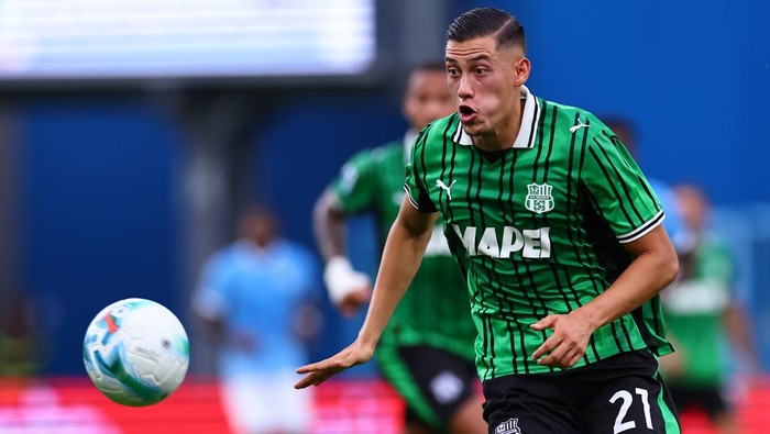 Jay Idzes fokus mengawal pertahanan Sassuolo saat menghadapi Lazio di Stadion Mappei, Minggu (1492025).