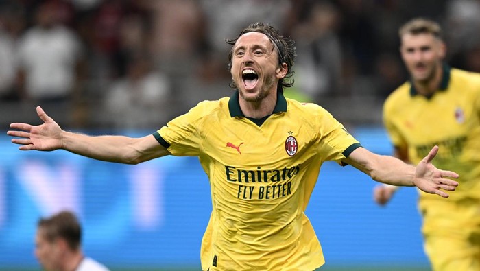 Luka Modric merayakan gol tunggal AC Milan ke gawang Bologna di San Siro, Senin (1592025) dini hari WIB.