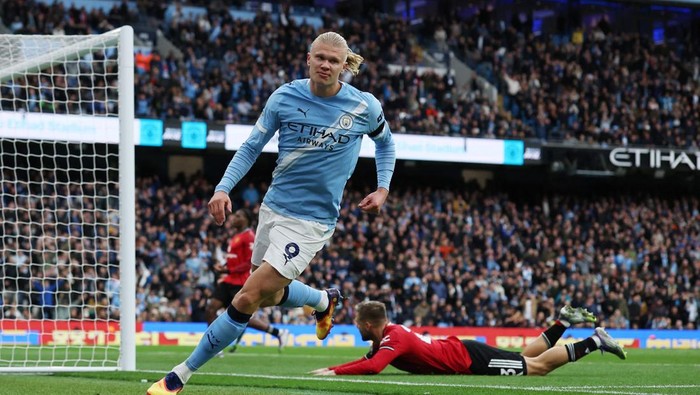 Erling Haaland cetak dua gol saat Man City hajar MU 3-0 di Derby Manchester pertama musim 2025/26.