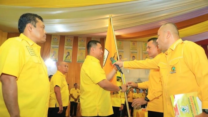 Musa Rajekshah saat melantik Hendri Yanto Sitorus sebagai Ketua DPD Golkar Labura.
