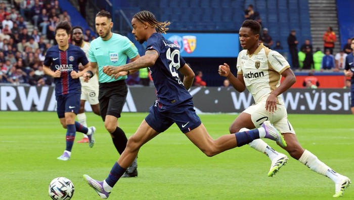 Bradley Barcola mengawal bola ke gawang Lens di Parc des Princes, Minggu (14/9/2025).