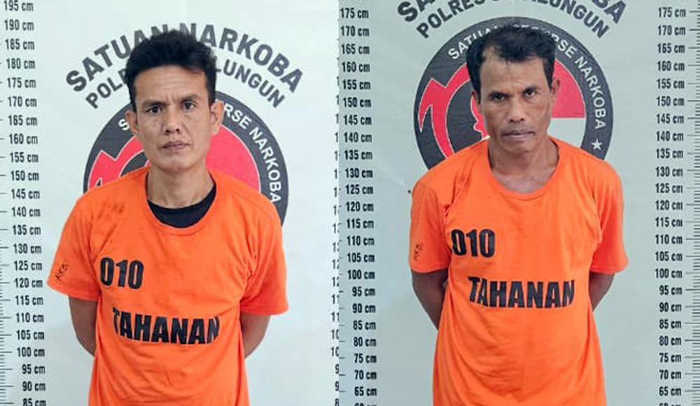 Dua tersangka pengedar sabu-sabu dan ganja, Ranto Damanik dan Rudiansyah Siregar, diamankan Polres Simalungun