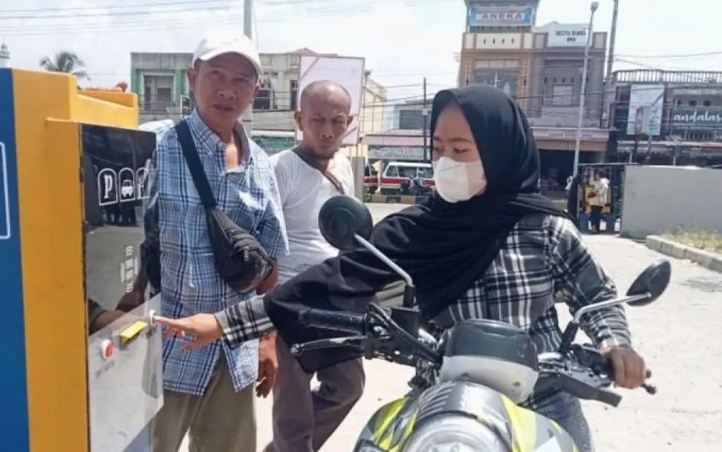 Seorang pengunjung Pasar Baru Panyabungan mengambil tiket parkir elektronik.