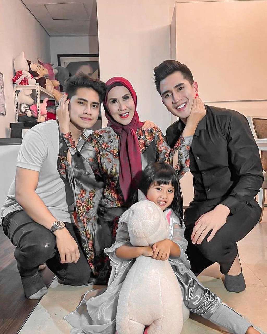 Venna Melinda bersama anak-anaknya.