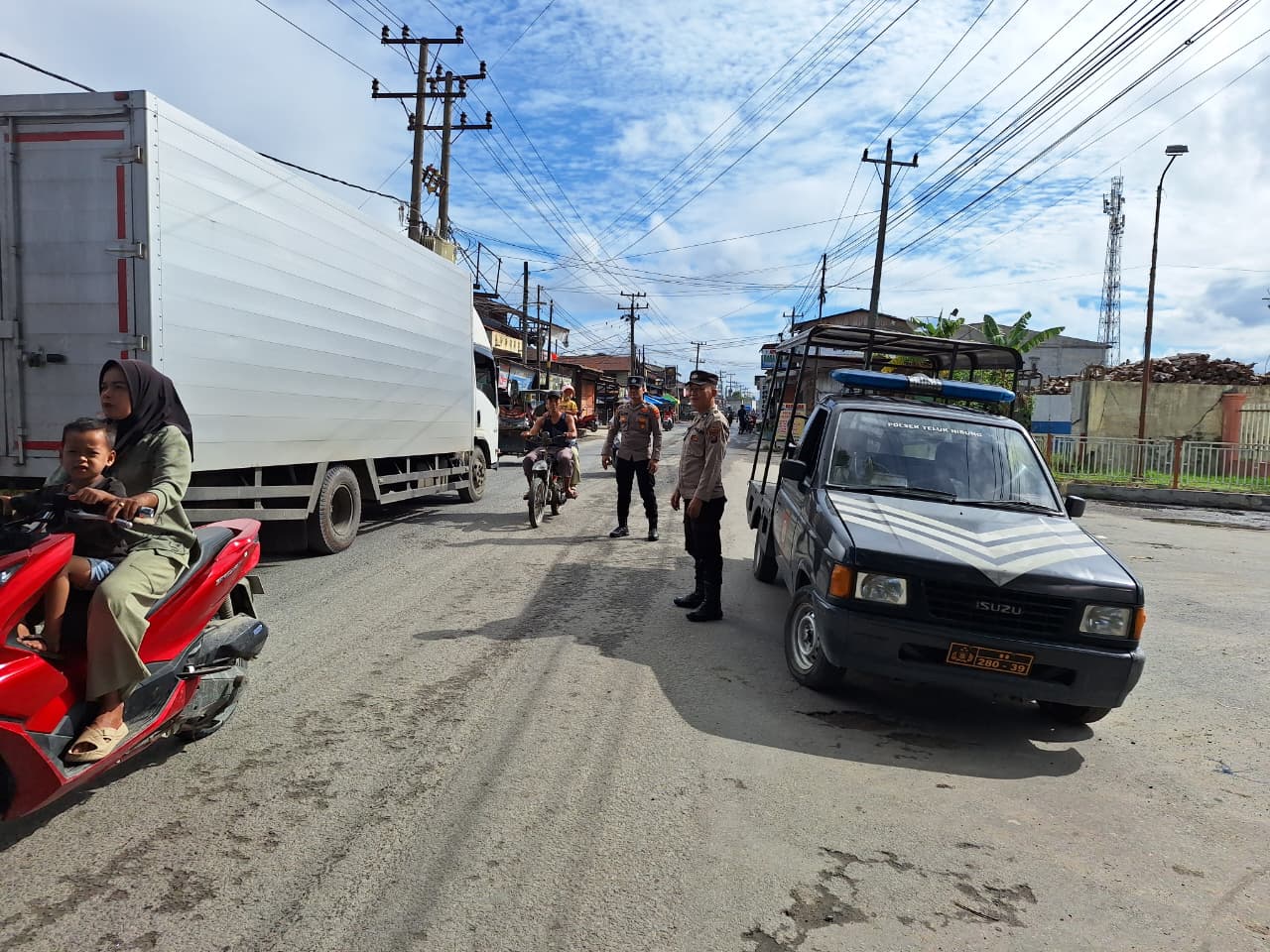 Polsek Teluk Nibung saat menggelar patroli siang di Jalan Yos Sudarso, Tanjungbalai, untuk mencegah curanmor dan menjaga kamtibmas.