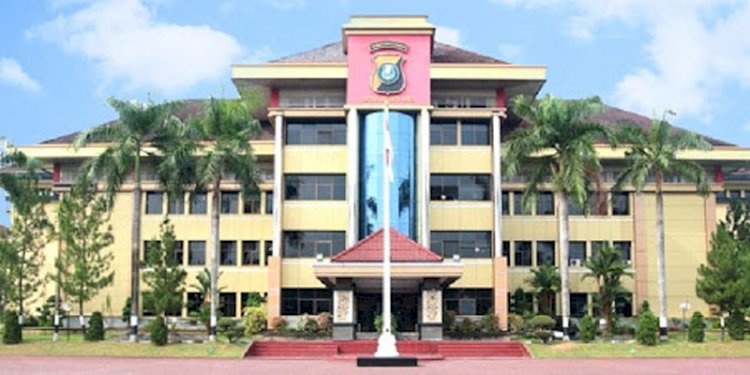 Gedung Mapolda Sumut Jalan SM Raja Km 10,5 Nomor 60, Timbang Deli, Kecamatan Medan Amplas, Kota Medan.