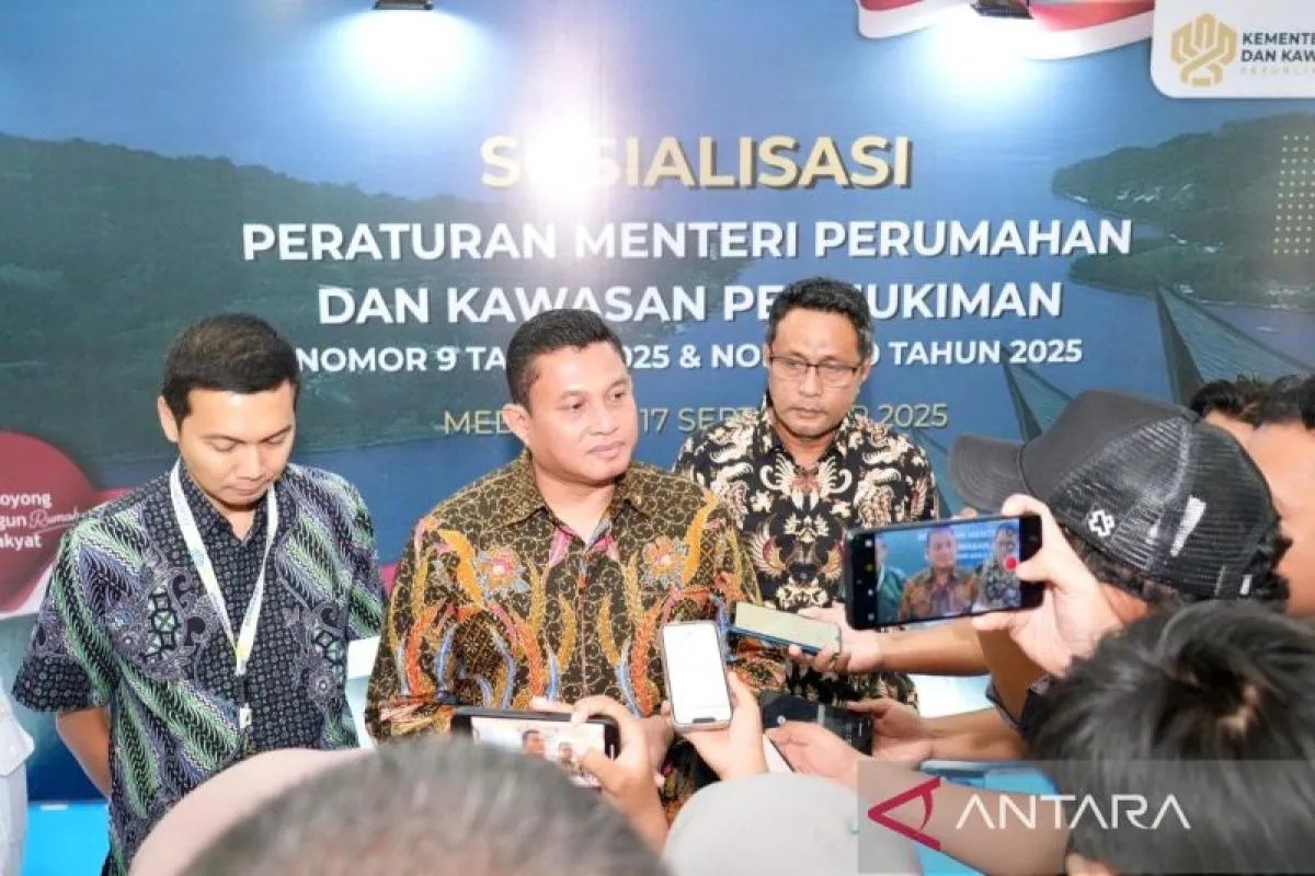 Direktur Jenderal Tata Kelola dan Pengendalian Risiko Kementerian PKP Brigjen Pol Azis Andriansyah (tengah) usai sosialisasi Permen PKP No 9/2025 dan Permen PKP No.10/2025.