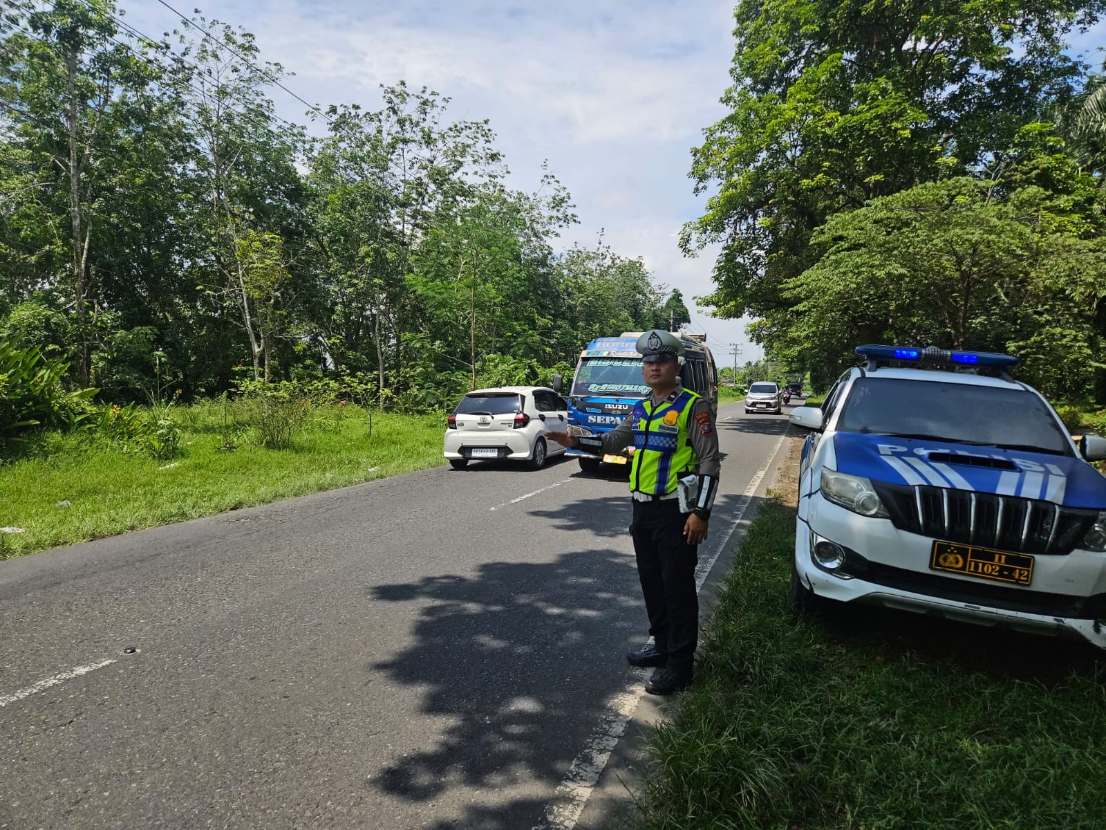Personel Sat Lantas Polres Simalungun melakukan patroli di Jalin Siantar-Perdagangan untuk mencegah balap liar dan tindak kriminal.