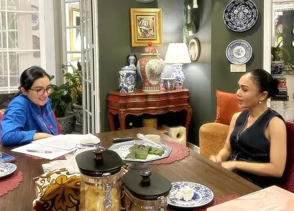Ashanty melakukan wawancara in-depth dengan penyanyi senior Yuni Shara untuk disertasinya tentang strategi adaptasi digital penyanyi generasi lama.