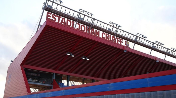 Barcelona harus kembali memakai Estadi Johan Cruyff saat menjamu Getafe karena izin Camp Nou belum keluar, meski renovasi dijadwalkan rampung 2026.