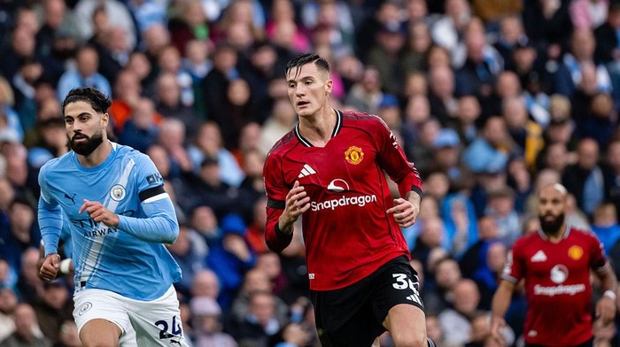 Benjamin Sesko masih menunggu peluang dari rekan-rekannya di Manchester United, Rio Ferdinand desak Setan Merah segera menyesuaikan strategi.