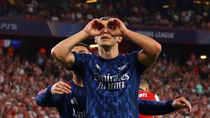 Gabriel Martinelli (kiri) merayakan gol bersama Leandro Trossard saat Arsenal menang 2-0 atas Athletic Bilbao di San Mames.