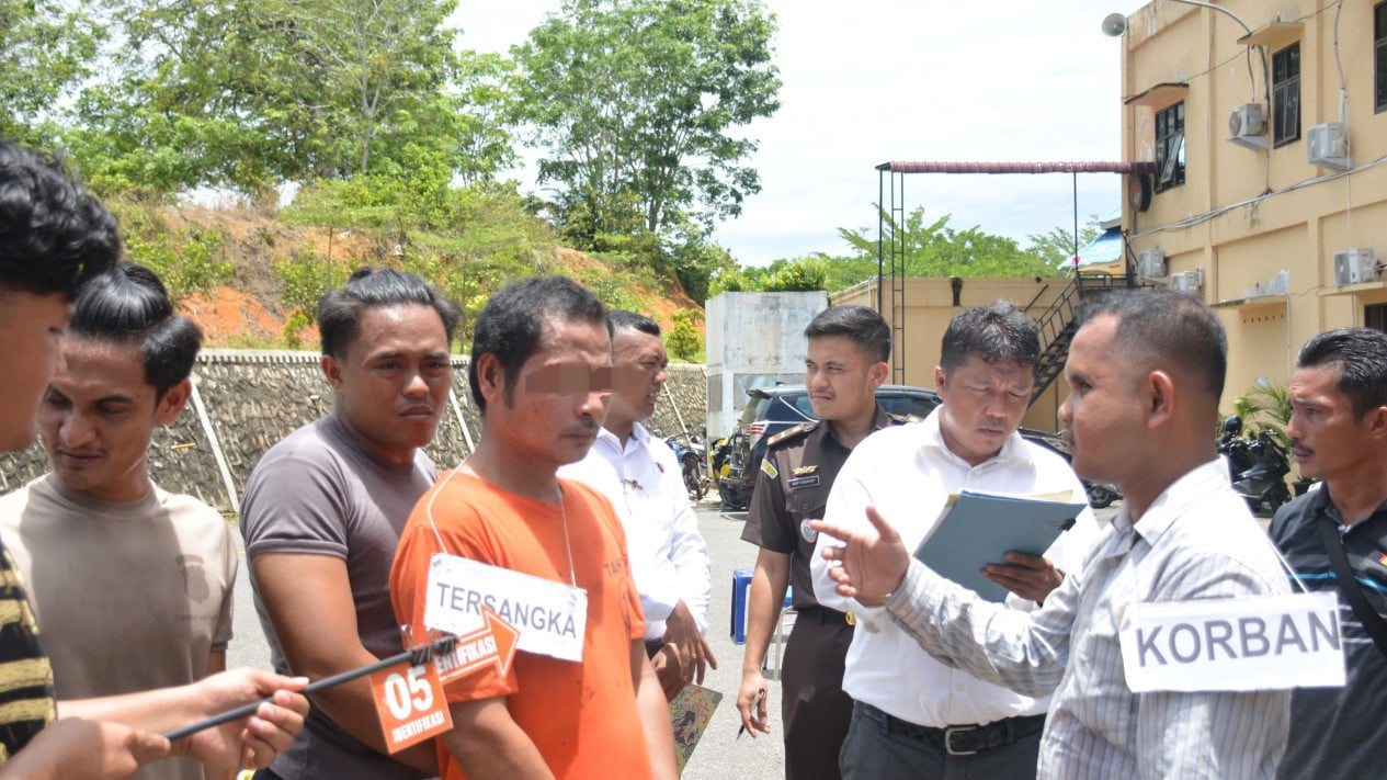 Adegan yang diperagakan pelaku FG saat rekonstruksi kasus pembunuhan di Labusel.